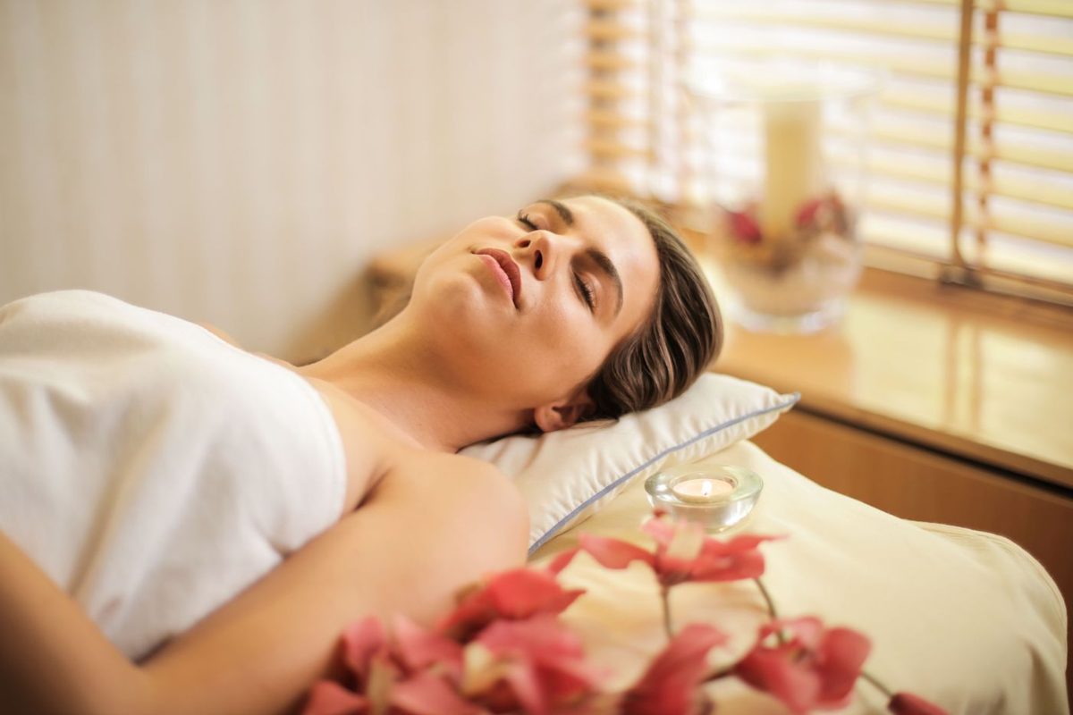 A calm massage in warm light
